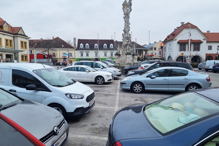 Der Hauptplatz Traiskirchen zugeparkt mit Autos.
