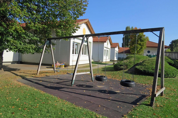 Kindergarten Pestalozzigasse Möllersdorf, der Garten mit Schaukeln.