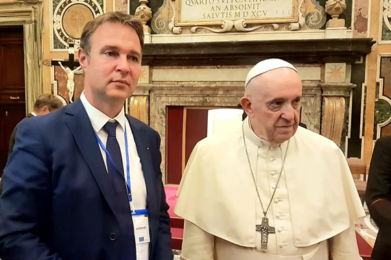 Bgm. Andreas Babler mit Papst Franziskus im Vatikan.
