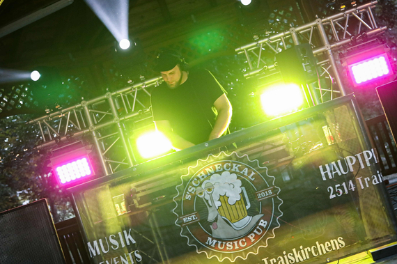 Ein DJ auf der Bühne