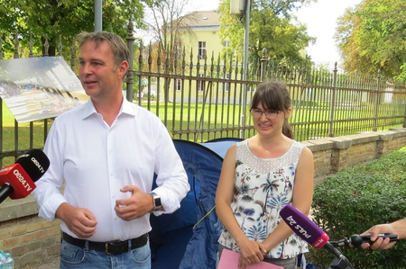 Bgm. Andreas Babler, Fanny Dellinger und Delshad Bazari beim Interview vor der Erstaufnahmestelle Traiskirchen.