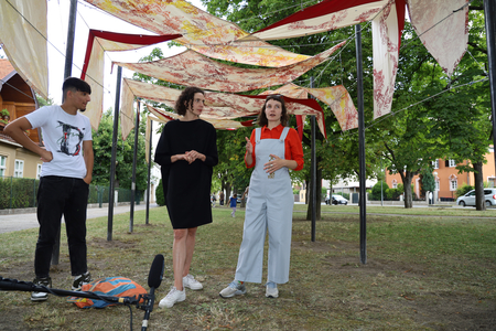 Kuratorin Michaela Geboltsberger mit Künstlerin Dariia Kuzmych vor ihrer Installation © Stadtgemeinde Traiskirchen