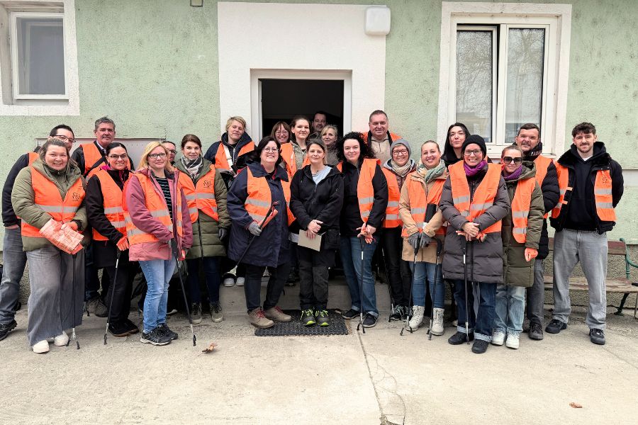 Stadtmitarbeiter putzen die Stadt raus
